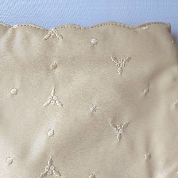 Vintage Holiday Fair Yellow Vinyl Eyelet Floral Envelope Removable Strap Purse - Picture 3 of 10